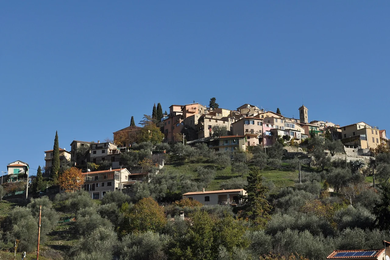 Vue du village de Coaraze perché sur son éperon rocheux, Alpes-Maritimes