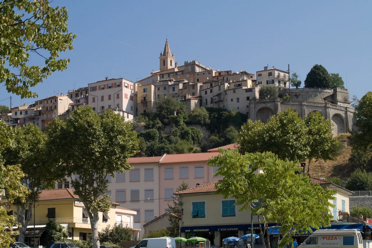 Vue du village médiéval de Contes dans la vallée du Paillon, Alpes-Maritimes