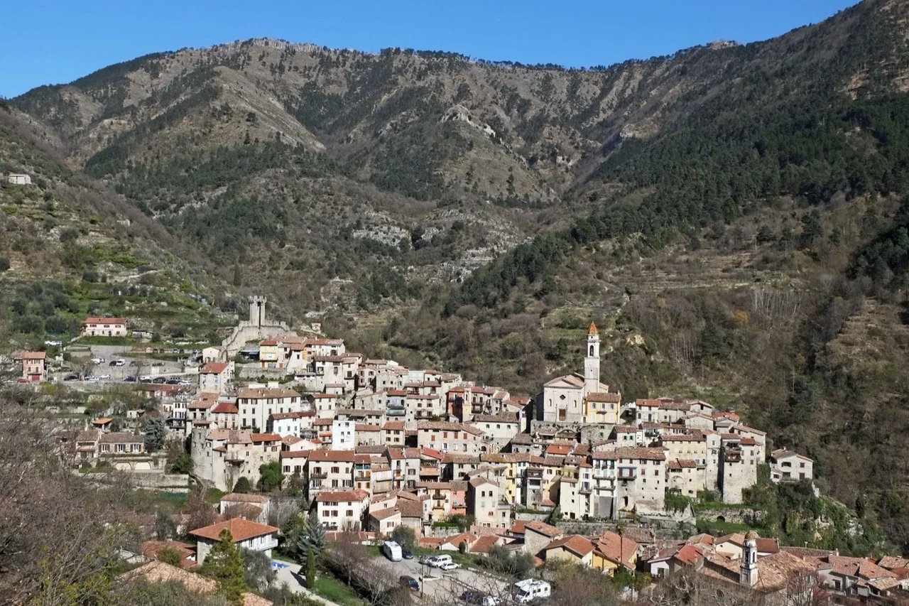 Ruelle médiévale de Lucéram avec ses façades en pierre de l'arrière-pays niçois