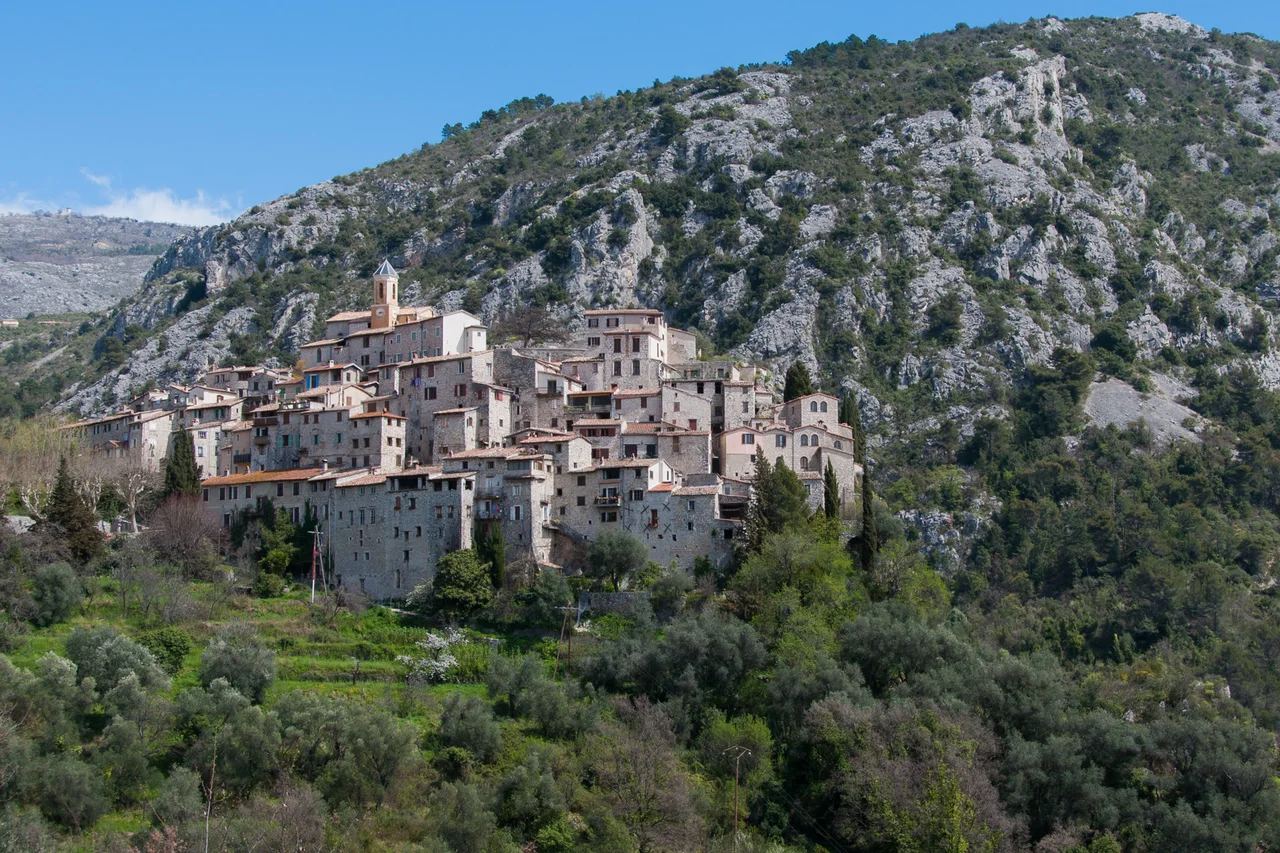 Vue panoramique du village perché de Peillon sur son éperon rocheux, Alpes-Maritimes