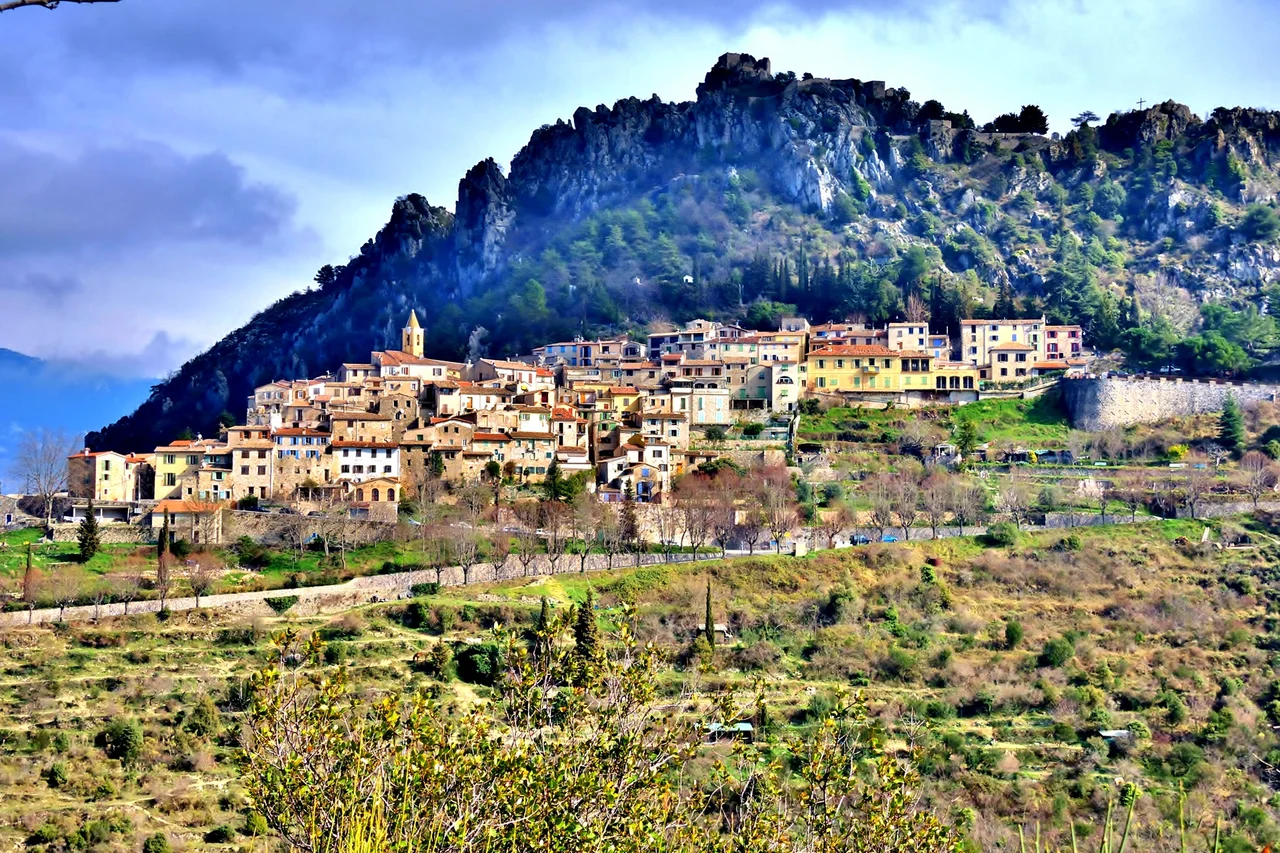 Vue panoramique sur la Méditerranée et Menton depuis le village perché de Sainte-Agnès à 760 m