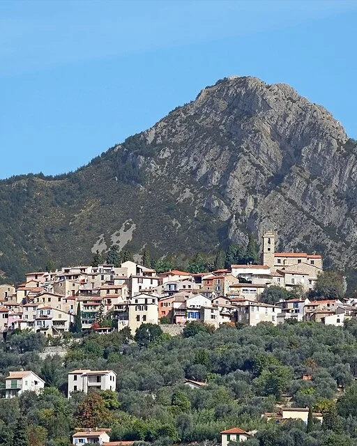 Vue automnale du village de Coaraze depuis le chemin du Calempaou