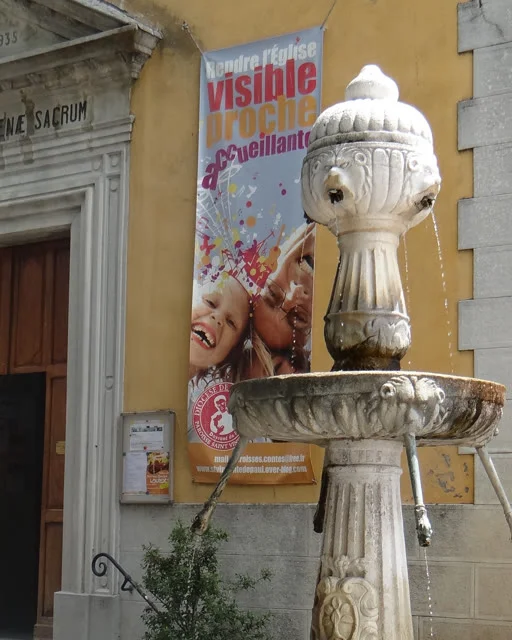 La fontaine renaissance (1587) devant l'église Sainte-Marie-Madeleine de Contes