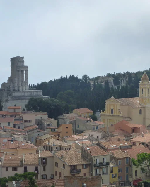 Le village de La Turbie et le Trophée d'Auguste dominant les toits provençaux