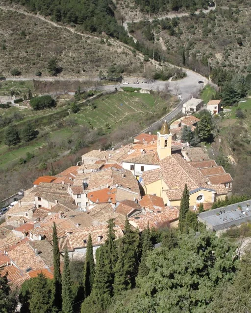Vue aérienne sur les toits du village de Sainte-Agnès perché sur son éperon