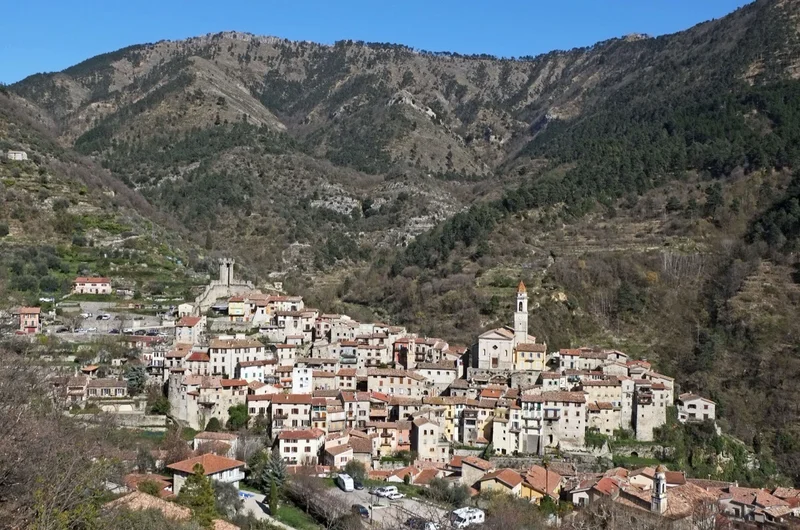 Ruelle médiévale de Lucéram avec ses façades en pierre de l'arrière-pays niçois